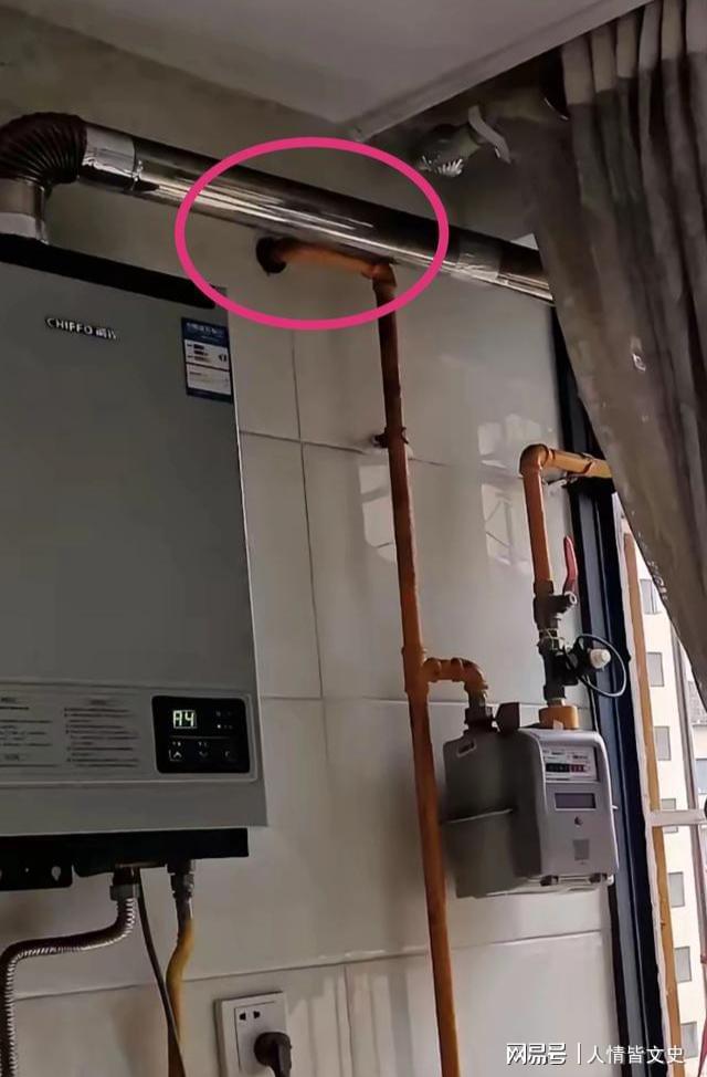 之前因为厨房的空间问题把热水器安到阳台凯时尊龙人生就是博被停气了要求整改。(图2)