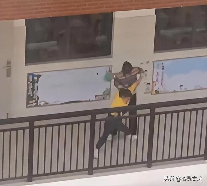 续监控画面曝光父亲行为被怒骂太恶心人尊龙AG人生就是博反转！向老师滋水后(图2)